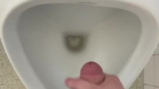 Spermaschuss auf Toilette