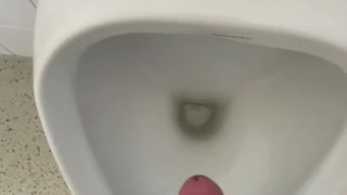 Spermaschuss auf Toilette