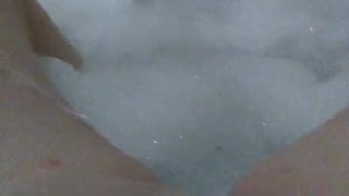 Kitty's bubble bath fun