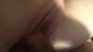 Трахаю девушку в киску со стонами и хлюпаньем (крупным планом)