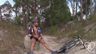 Ciclista Profesional No Aguanta Y Se Corre Sin Importarle Que Lo Miren