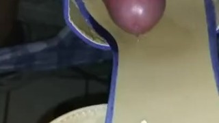 J'achète des chaussures d'occasion pour femme et je me branle dessus