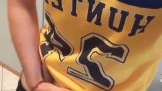 ragazzo italiano mostra il grosso cazzo