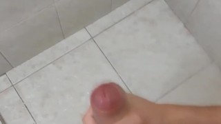 Punheta no chuveiro, gozando pra câmera!