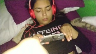 A la Chilena le gusta ver porno mientras se la meto - POV - PetiteHorny