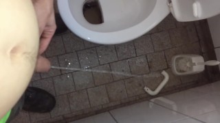 Absichtlich neben das Klo gepisst