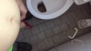 Absichtlich neben das Klo gepisst