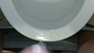 Je Jouis sur les toilettes publiques avec du monde juste à côté