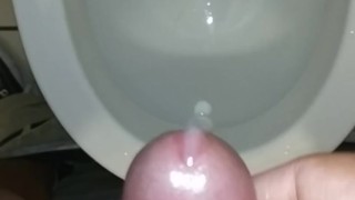 Je Jouis sur les toilettes publiques avec du monde juste à côté