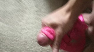 Кончил на женские трусики