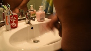 Ragazzo si masturba davanti la telecamera