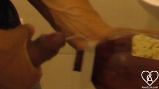 Va a un Baño Publico y mete su ESPERMA en un JABON DE MANOS