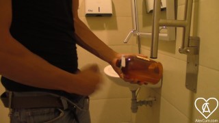 Va a un Baño Publico y mete su ESPERMA en un JABON DE MANOS