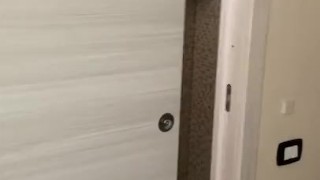 Etero voglioso dopo spiaggia si masturba