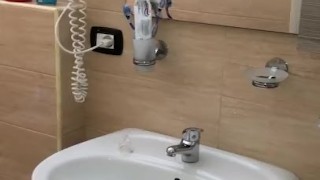 Etero voglioso dopo spiaggia si masturba