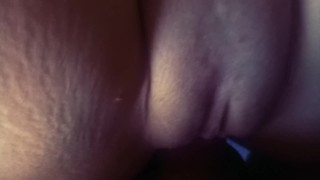 Крупным планом русская мамочка получает долгожданный член в пизду! Стонет.