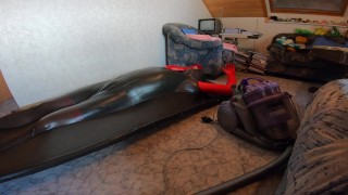 Training im Vakuumbett mit Handschuhen