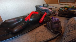 Vakuumbett mit Handschuhe