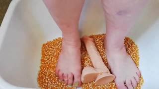 Fun with dry corn and dildo