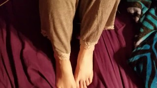 Jerking off to cute feet