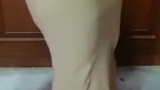 Indian bhabhi removing saree for the singles enjoy 
