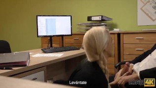 LOAN4K. Agente penetra la boca y el coño del cliente rubio para un préstamo