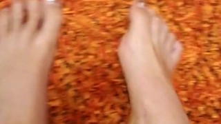 Foot_homemade_Gioco con i miei sporchi piedi in infradito, con cicatrici