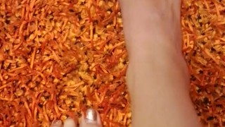 Foot_homemade_Gioco con i miei sporchi piedi in infradito, con cicatrici