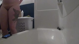 8 minutes of squirting and anal play