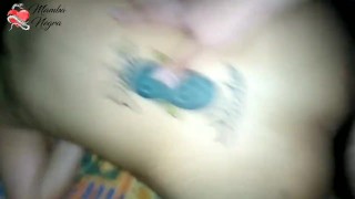 Me encanta masturbarme con un vibrador mientras me dan por mi culito