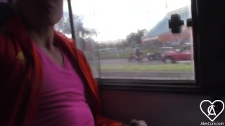 Se Pajea En El Asiento De Atras De Un Autobus y Deja La Ventana Chorreada