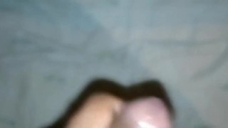 Hombre masturbándose antes de la ducha