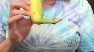 Milf Sucks off Banana before breakfast 