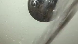 Juicy Jenni cums in the tub