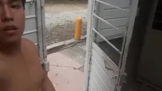 me muestro desnudo ante mi camara, en el edificio de departamentos