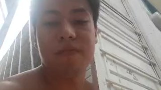 me muestro desnudo ante mi camara, en el edificio de departamentos