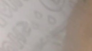 Terminamos cogiendo en la ducha después de un largo día de trabajo