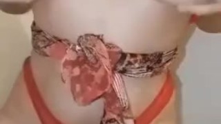 Jugando con mis tetas
