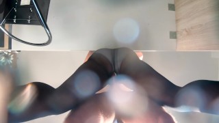 Je pisse complètement dans ma culotte en baisant
