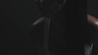 SWEATY SEX BOMB SCARLETT BROOKS TEASE HER WET AND JUICY BODY