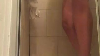 Cum watch me shave and scrub myself clean for daddy 