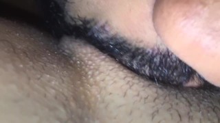 Penetra mi vagina húmeda y se corre adentro 