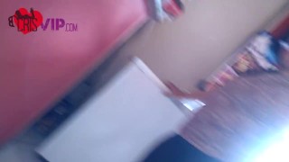 Casada se exibindo no restaurante com um vestido curtinho, marido filma