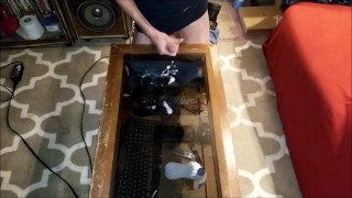 bigtallman blow big load on glass table!