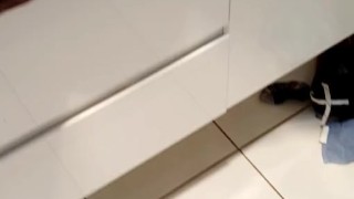 Sexy amateur sink pee and play with pussy 