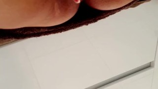 Sexy amateur sink pee and play with pussy 