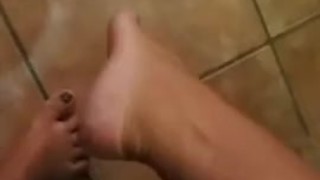 Mistress Susanna Guerriero cammina scalza in casa piedi sporchi