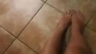 Mistress Susanna Guerriero cammina scalza in casa piedi sporchi