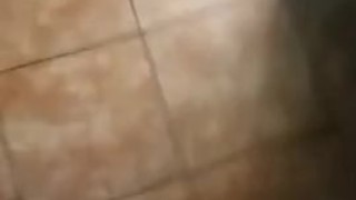 Mistress Susanna Guerriero cammina scalza in casa piedi sporchi