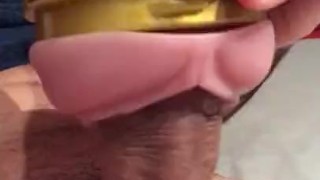 Uff, que apretado! Se la meto duro a mi coño Fleshlight Stamina